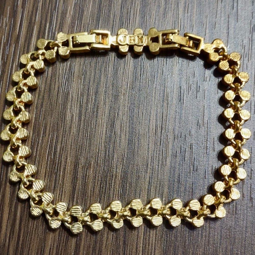 Jacqueline Bouvier Kennedy Elegant Gold and Crystal Women's Bracelet - Picture 11 of 16